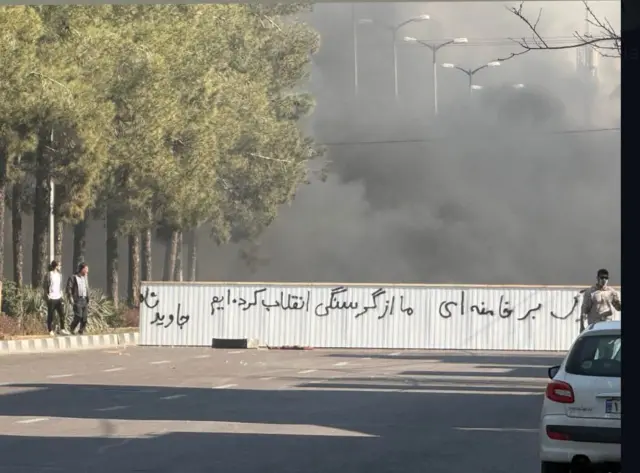 تابلو ما از گرسنگی انقلاب کردیم. مرگ بر خامنه‌ای