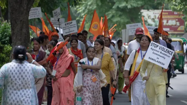 दिल्ली में प्रदर्शन करते लोग