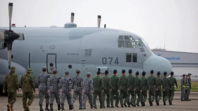 أفراد من قوات الدفاع الذاتي اليابانية قبل مغادرتهم بلادهم إلى جيبوتي استعداداً لإجلاء الرعايا اليابانيين من السودان