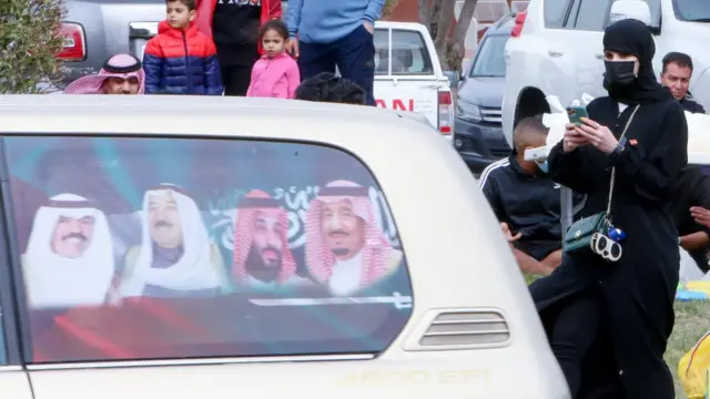 امرأة عربية ترتدي كمامة