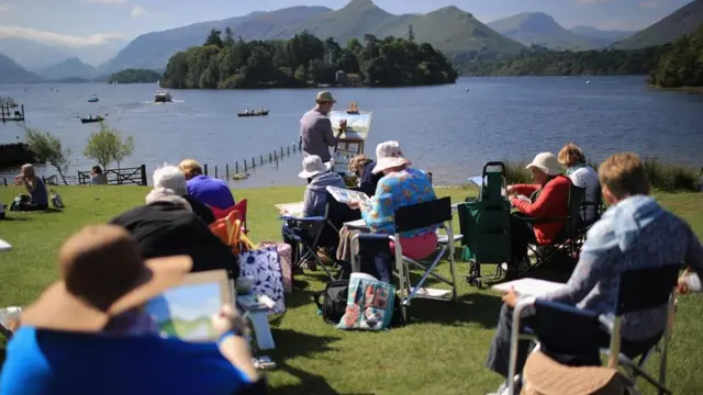 عدد من كبار السن يمارسون هواية الرسم