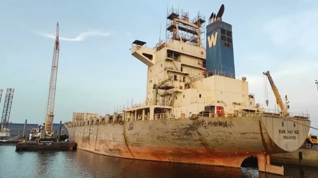 Navio que está sendo desmontado