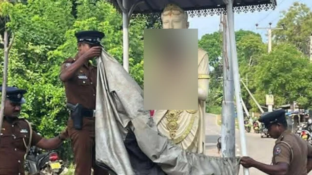 අම්බලන්තොට, මාමඩල ප්රදේශයේ ප්රතිමාවක හිස තබා තිබූ අයුරු දැක්වෙන ඡායාරූපයකි