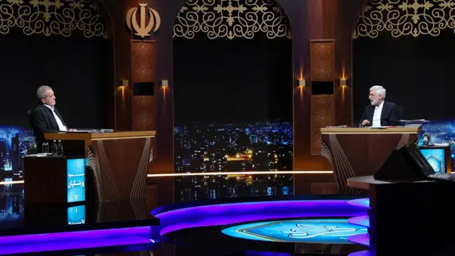 نامزدهای ریاست جمهوری مسعود پزشکیان و سعید جلیلی در یک مناظره انتخاباتی در یک استودیوی تلویزیونی در تهران، ایران، ۲ ژوئیه ۲۰۲۴ شرکت کردند.