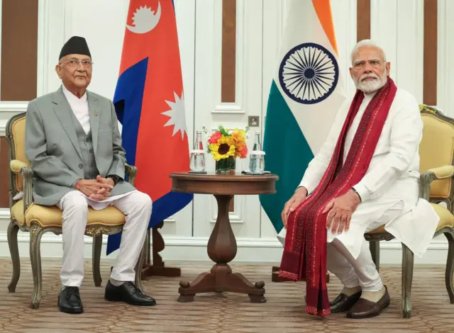 ब्याङ्ककमा भएको भेटमा नेपाली प्रधानमन्त्री केपी ओली र भारतका प्रधानमन्त्री नरेन्द्र मोदी 