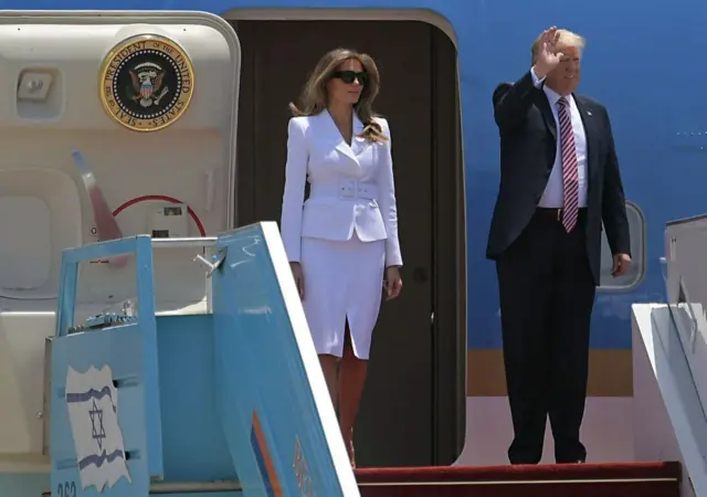 الرئيس الأمريكي دونالد ترامب وزوجته ميلانيا، لدى وصولهما إلى مطار بن غوريون في تل أبيب، 22 مايو/أيار 2017.




