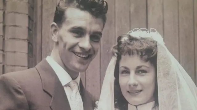 ጄይ እና ጂል ከተባሉ ወላጆቻቸው ለንደን ውስጥ ነበር የተወለዱት።