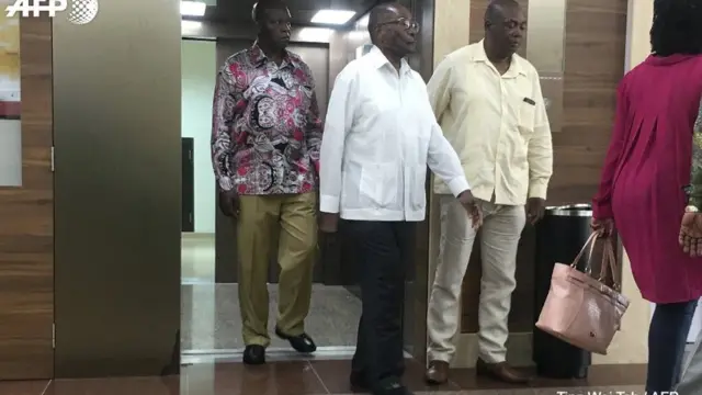 Uwahora arongora Zimbabwe, Robert Mugabe, avuye mu bitaro muri Singapour