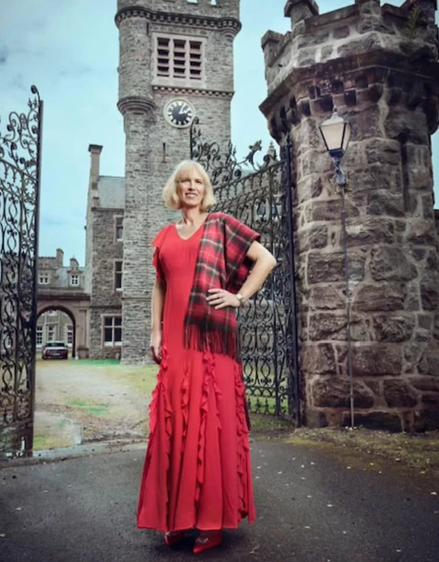 Samantha Kane - a Lady Carbisdale - usando vestido longo vermelho do ladoesportes da sorte comfora do castelo