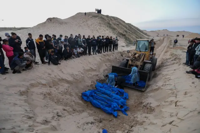 فلسطینیان در غزه حدود ۸۰ جسد را که توسط نیروهای اسرائیلی بازگردانده شده بود دفن کردند