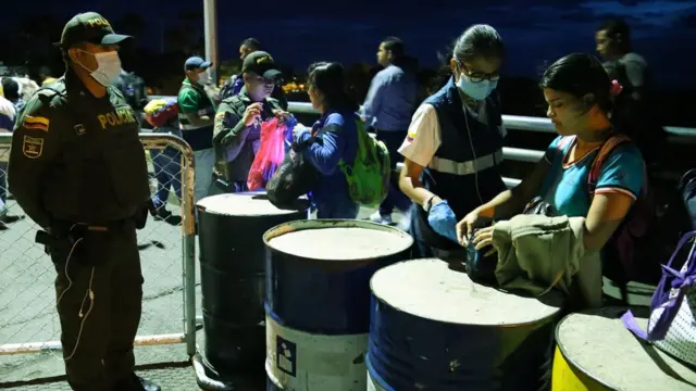 Выборочная проверка на границе Колумбии и Венесуэлы