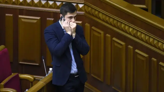 Нардеп говорить по телефону у Верховні Раді