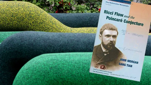 Libro de los matemáticos John Morgan y Gang Tian necesitaron todo un libro, que aquí aparece sobre la obra "Topología ensamblada" del artista Douglas Ho en Quarry Bay Park.