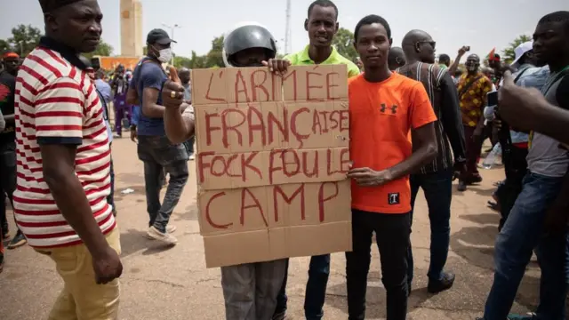Des manifestants protestent contre la dégradation de la situation sécuritaire et demandent une réponse aux attaques djihadistes, à Ouagadougou, le 3 juillet 2021