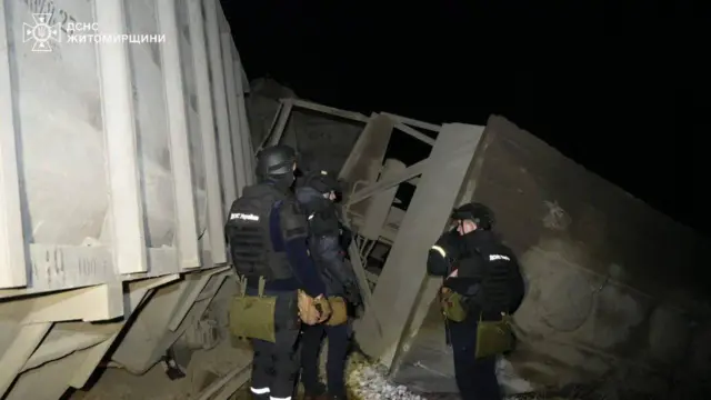 Рятувальники оглядають поламаний вагон потяга