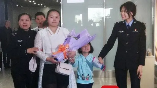 Kang Ying e a família no aeroporto