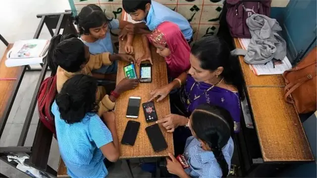 పిల్లలకు పాఠాలు చెబుతున్న టీచర్