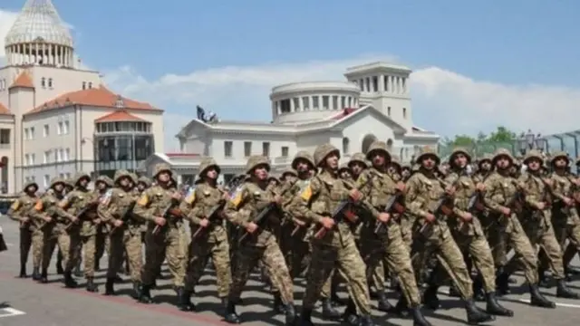 নিজেদের স্বাধীনতা ঘোষণার ২০তম বার্ষিকীতে নাগোর্নো -কারাবাখের সামরিক বাহিনীর কুচকাওয়াজ।
