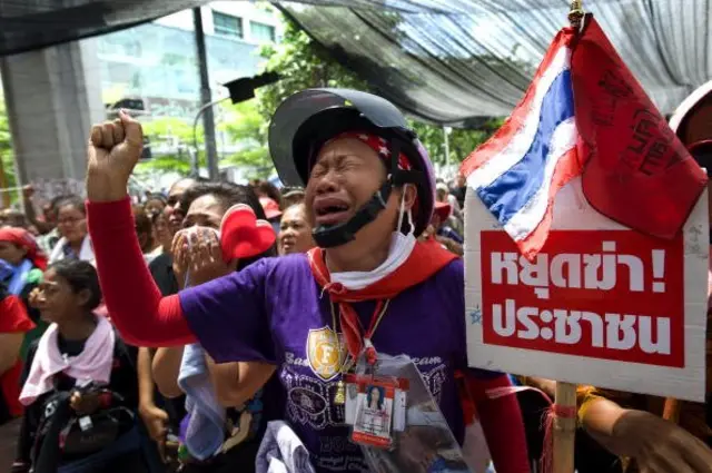 ผู้ประท้วงเสื้อแดงร้องไฟ้ขณะที่แกนนำการประท้วงบอกให้พวกเขายุติการชุมนุม ช่วงที่ทหารเคลื่อนกำลังเข้ามาเมื่อวันที่ 19 พ.ค. 2553