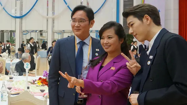 지난해 9월 평양에서 열린 남북정상회담에서 이재용 삼성전자 부회장과 가수 지코와 사진 찍는 현 부부장