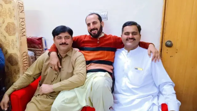 نوید ظفر اپنے دوستوں کے ہمراہ