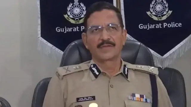 குஜராத் பல்கலைக்கழக விடுதியில் நமாஸ் செய்ததால் வெளிநாட்டு மாணவர்கள் தாக்கப்பட்டனரா?