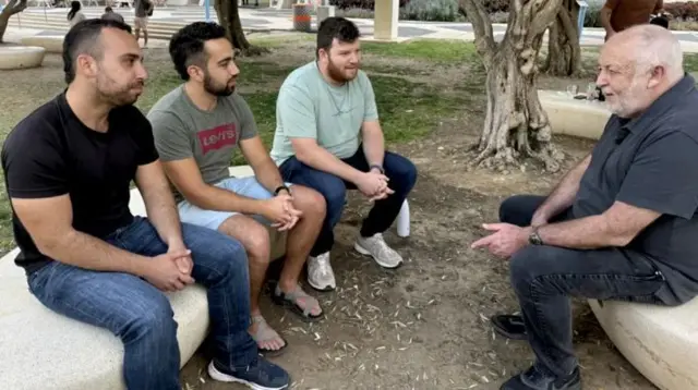 विश्वविद्यालय के छात्रों से मिलते जेरमी बोवेन