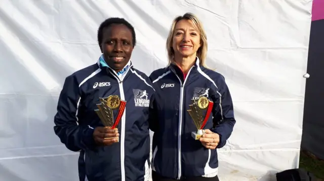 Marcianna Mukamurenzi ari kumwe n'uwo bahiganwaga