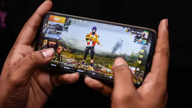 পাবজি খেলছেন এক ব্যক্তি