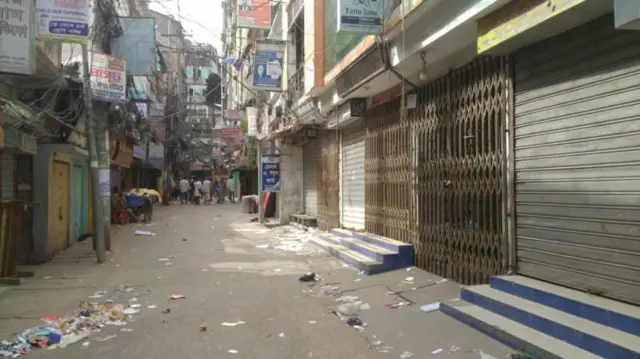 হাজারী গলির ভেতরের দৃশ্য