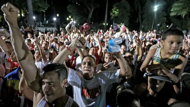 Seguidores del gobierno celebran la elección el domingo.