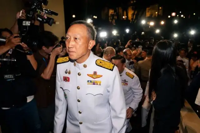 นายวรภัค ธันยาวงษ์ ขณะเข้าพิธีถวายสัตย์ปฏิญาณเป็นรัฐมนตรีช่วยว่าการกระทรวงการคลังในรัฐบาลอนุทิน ชาญวีรกูล วันที่ 24 ก.ย. 2568 ต่อมาเขาแถลงลาออกจากตำแหน่งในวันที่ 22 ต.ค. ที่ผ่านมา จากกรณีอื้อฉาวเกี่ยวข้องกับนายเบนจามิน เมาเออร์เบอร์เกอร์ และนายยิม เลียก