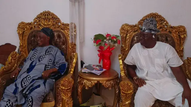 Olubadan ati Ayo Fayose nile ọba Ladoja, nigba ti Fayose ṣabẹwo si i lọjọ Iṣẹgun