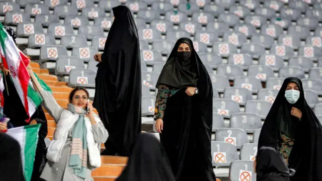 ماموران زن پلیس در استادیوم آزادی