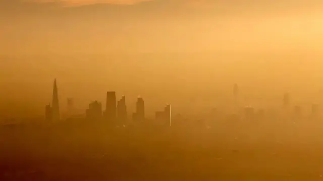 نمای بسیار غبارآلود و زرد و آلوده از سطح یک شهر، ساختمانها تقریبا دیده نمیشوند
