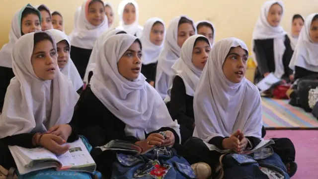 Урок в начальной женской школе в Герате