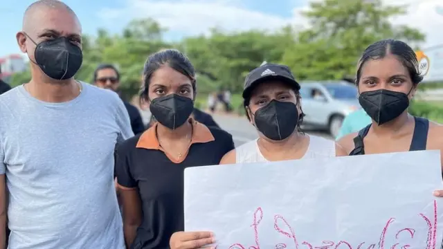 नाधी वांदुर्गाला त्यांचे पती आणि दोन मुलींसह निदर्शनांमध्ये सहभागी झाल्या होत्या.