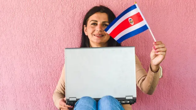 Mujer con computadora en Costa Rica