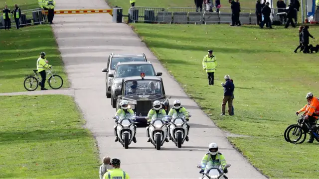 السيارة التي تستقلها العروس يحيطها رجال الأمن وسارت بطول الطريق الطويل المؤدي إلى قلعة وندسور