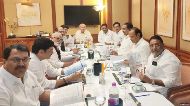 आघाडीची बैठक सुरू झाली.