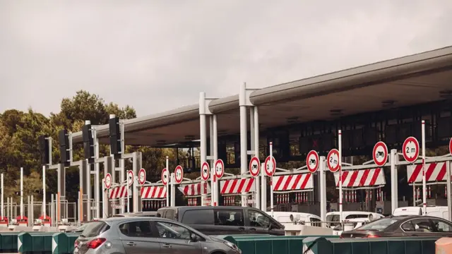 தமிழகத்தில் 26 சுங்கச்சாவடிகளில் நேற்று நள்ளிரவு முதல் புதிய கட்டண உயர்வு அமலானது