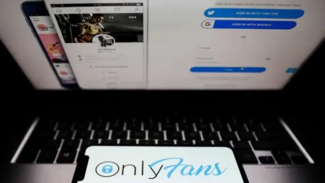 OnlyFans exibido no celular e no computador