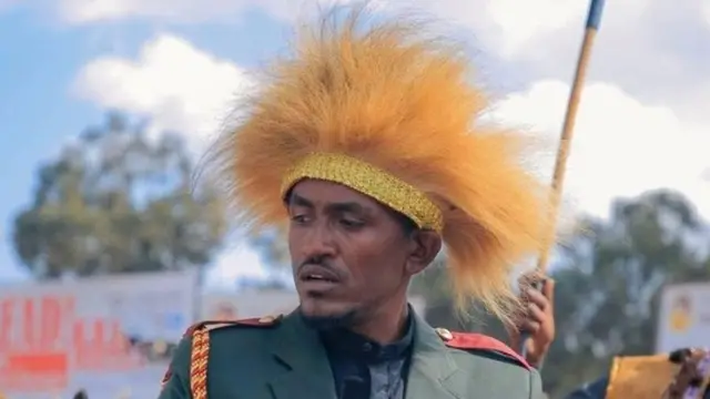 Hachalu sur un cheval commémorant les cavaliers oromo qui ont combattu et vaincu l'Italie lors de la bataille d'Adwa en 1896 - mars 2019