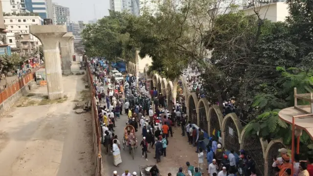 ভাস্কর্য তৈরির পরিকল্পনার বিরুদ্ধে বেশ কিছুদিন ধরেই বিক্ষোভ করে আসছে ইসলামী দলগুলো