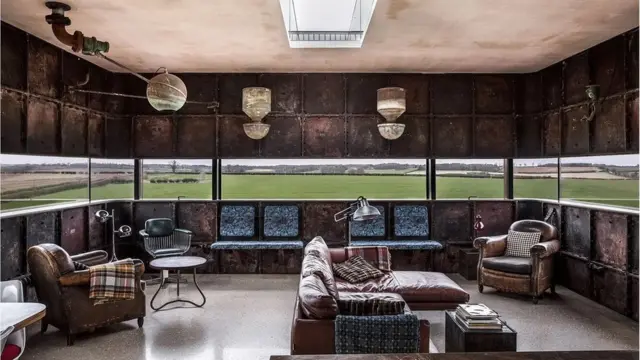 캐슬 에이커 워터 타워, 톤킨 류