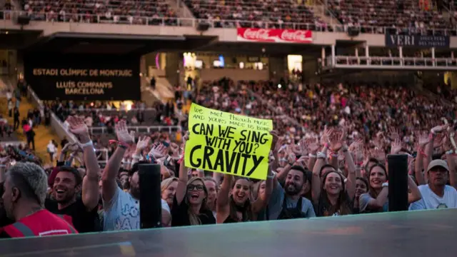 कोल्ड प्ले के एक कॉन्सर्ट में फ़ैन्स