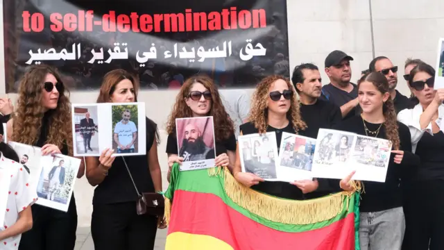 تظاهر متظاهرون في ساحة ترافالغار في لندن احتجاجًا على النزاع بين الدروز والقبائل البدوية في منطقة السويداء السورية، مما استدعى تدخل قوات الأمن السورية.