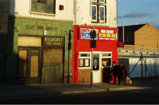 مبنى مطلي باللونين الأحمر والأخضر