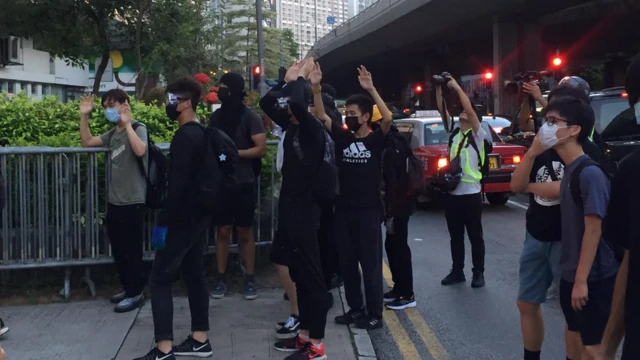 下午6时55分，有示威者抵达中联办，高举双手并用普通话说：“我们不会进来的。”