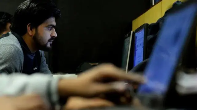 வேலையிழப்பால் தடுமாறும் ஐ.டி. துறை: தவிக்கும் இளைஞர்களுக்கு மாற்று வழி என்ன?